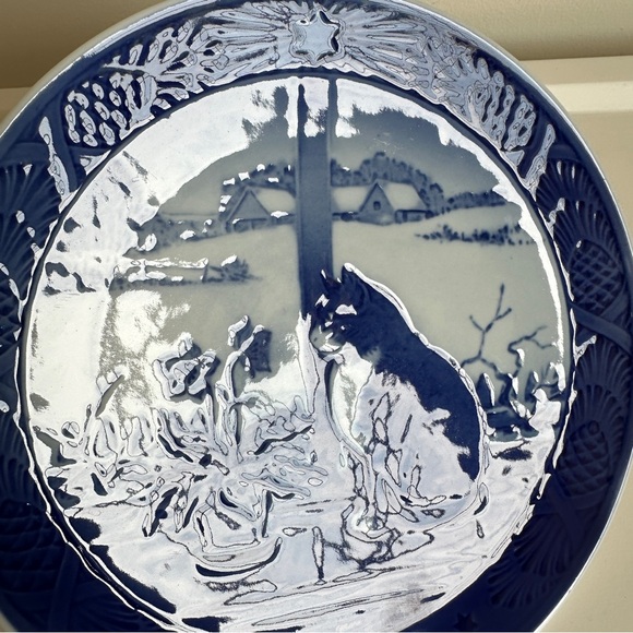 Royal Copenhagen 1970 Annual Plate Christmas Rose and Cat Denmark Blue White - Picture 8 of 13